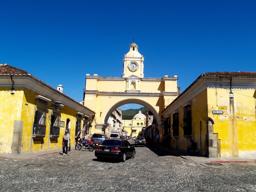 Calle empedrada de Antigua Guatemala vista bajo el Arco de Santa Catalina