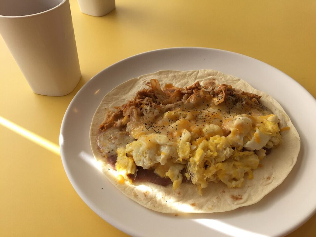 Baleada hondureña servida en un plato con relleno abundante