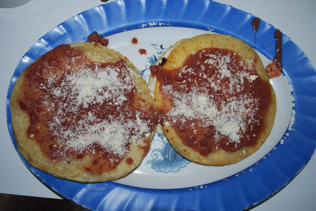 Tortillas de maíz con quesillo fundido, plato tradicional hondureño