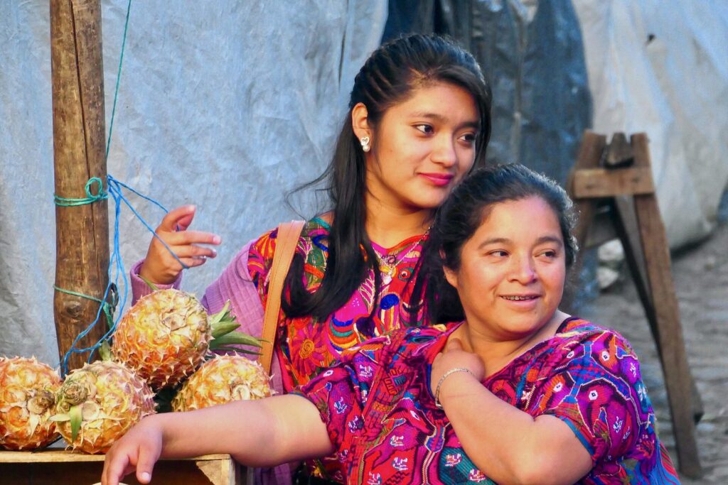 Dos mujeres mayas vendiendo fruta en el mercado de Chichicastenango