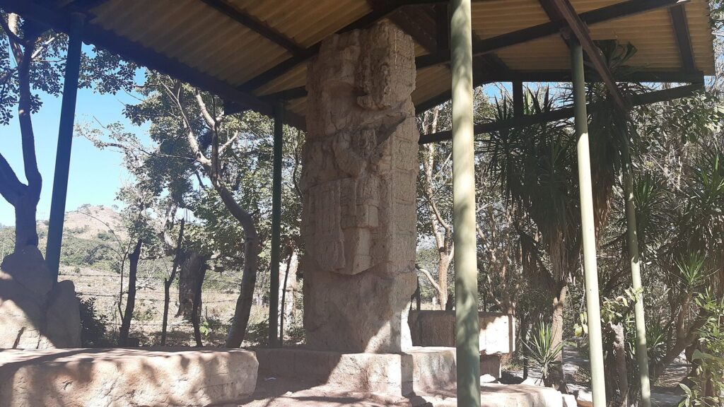Monumentos de piedra tallada en la Gran Plaza de Copán