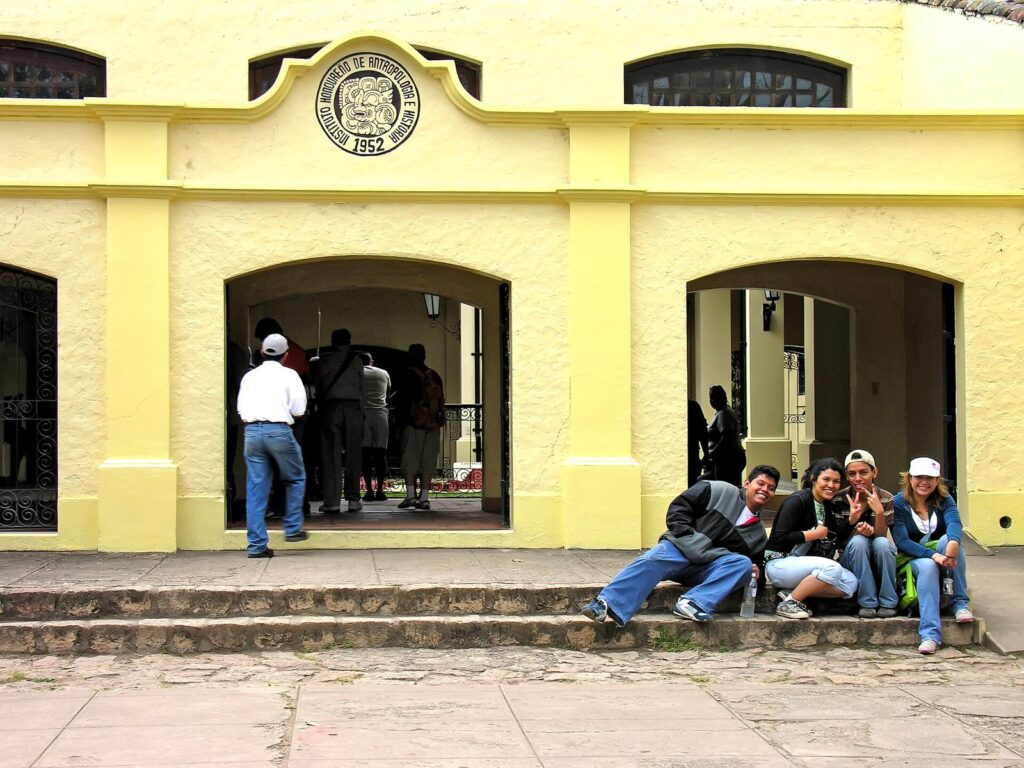 Edificio colonial amarillo del pueblo de Copán Ruinas, Honduras