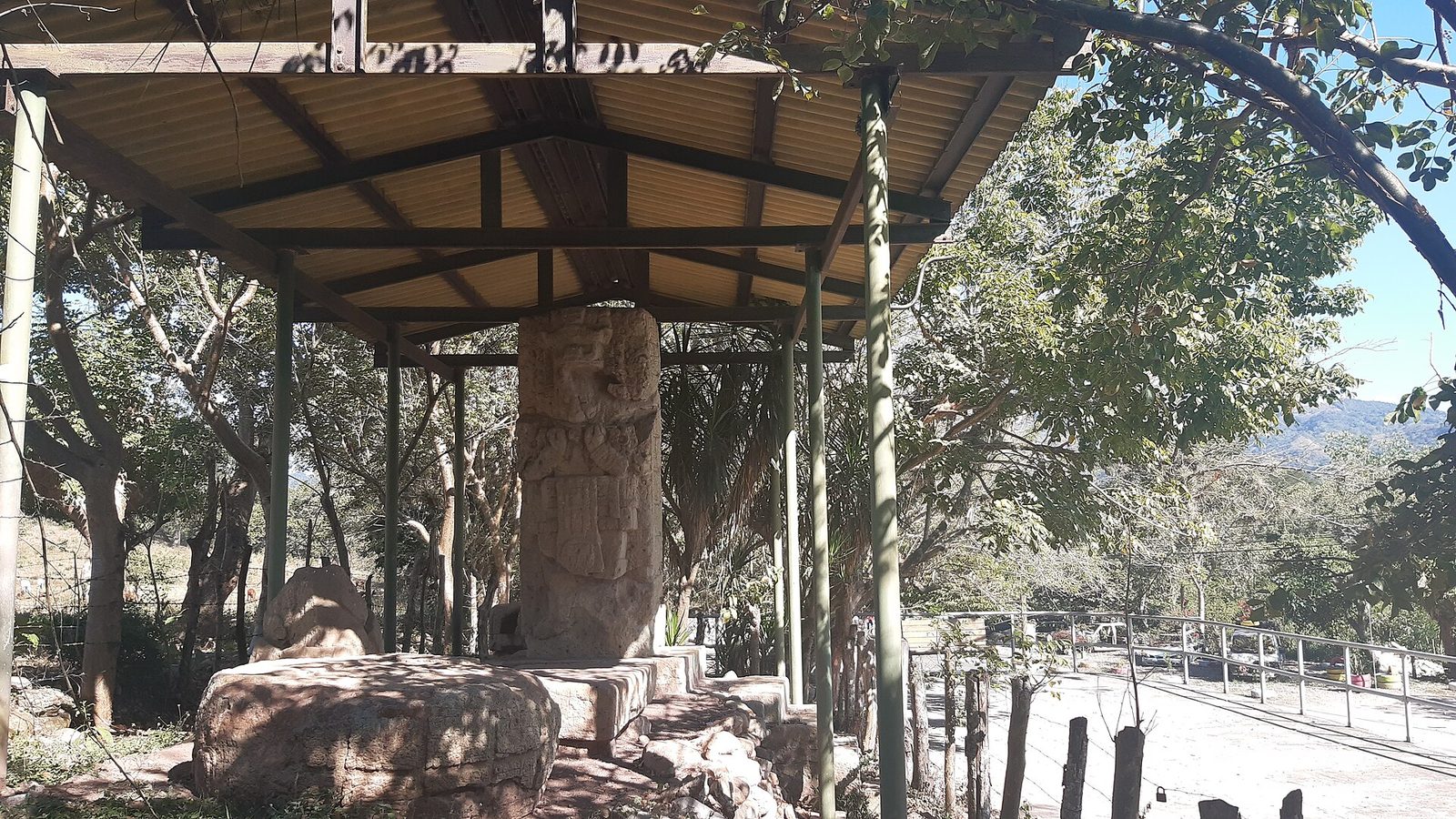 Estelas mayas talladas del sitio arqueológico de Copán, en Honduras, protegidas bajo techados
