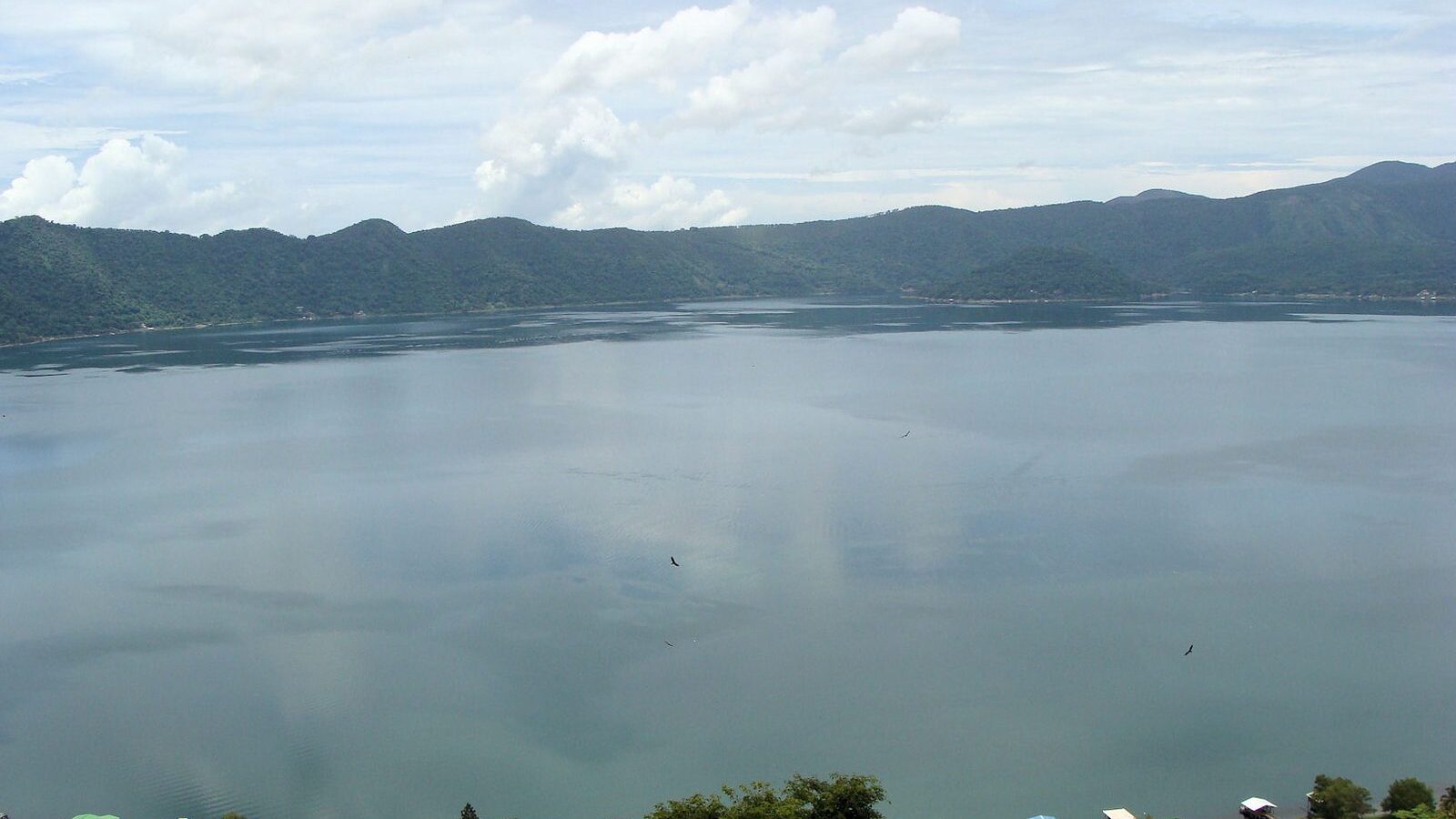 Lago de Coatepeque en El Salvador, una caldera volcánica de agua azul rodeada de montañas