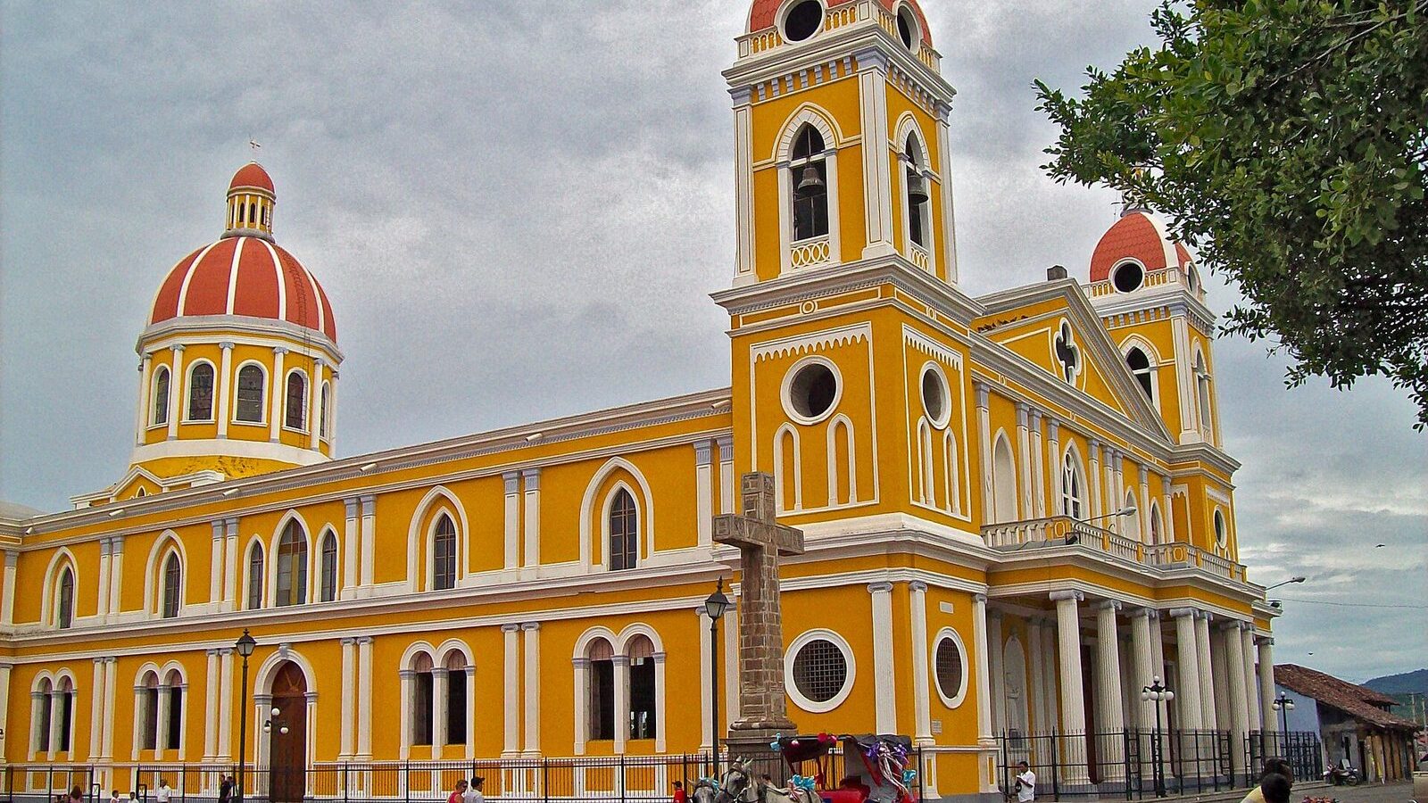 Catedral amarilla de Granada, Nicaragua, con sus torres y su cúpula roja
