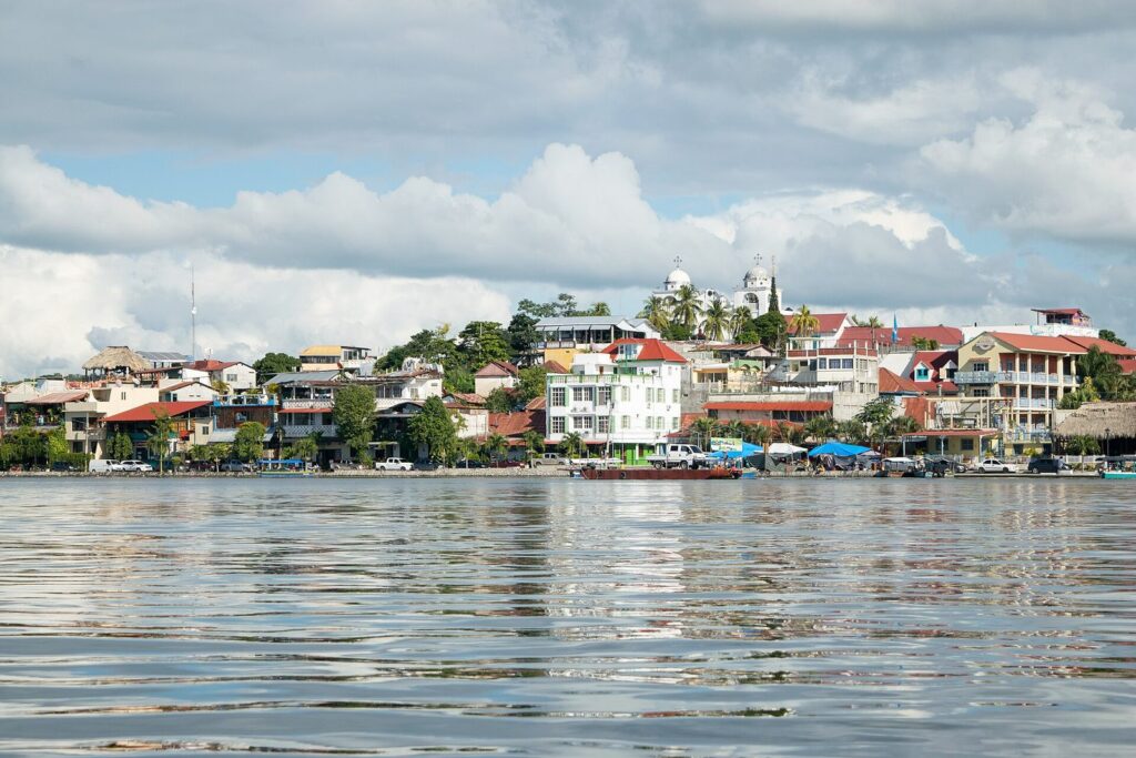 Casas de colores de la isla de Flores vistas desde el agua del lago Petén Itzá