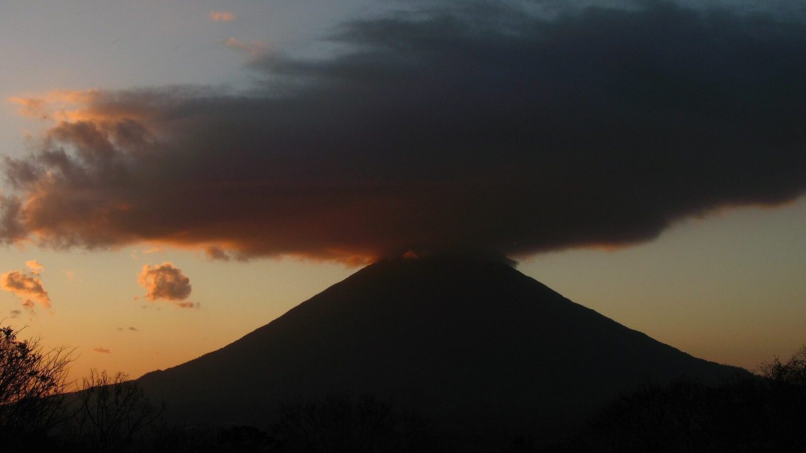 Silueta del volcán Concepción en la isla de Ometepe recortada contra el cielo del atardecer