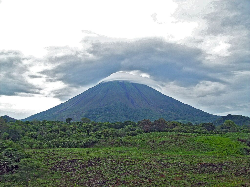 Volcán Concepción de la isla de Ometepe sobre campos verdes
