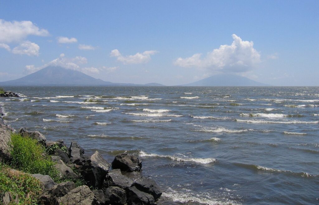 Orilla rocosa del lago Nicaragua con el volcán de Ometepe al fondo