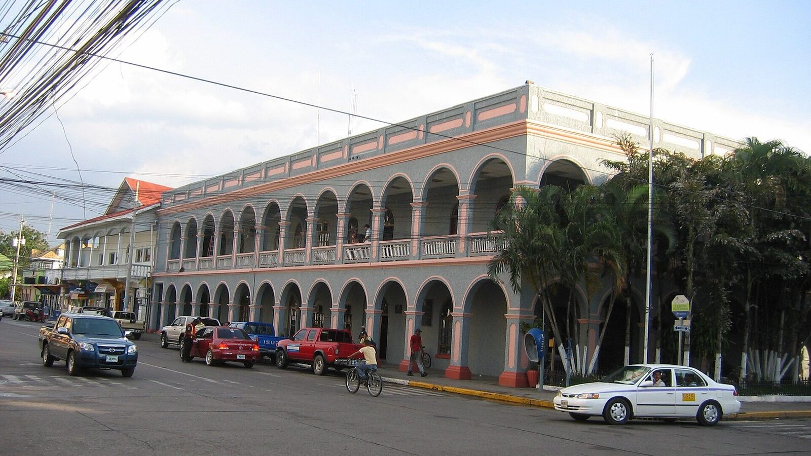 Edificios coloniales con soportales en el centro de La Ceiba, Honduras