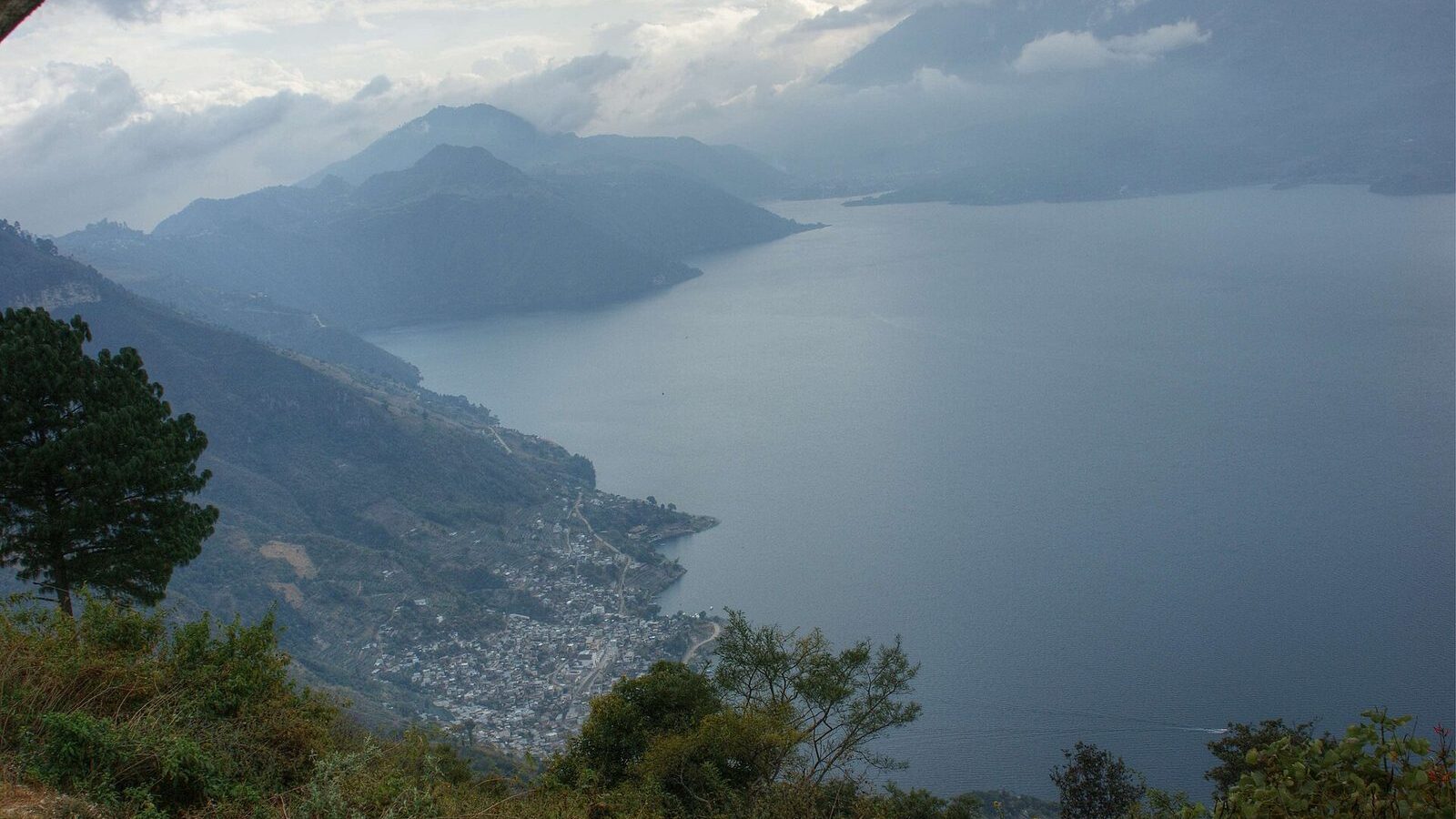 Panorámica del lago Atitlán en Guatemala rodeado de volcanes y laderas boscosas