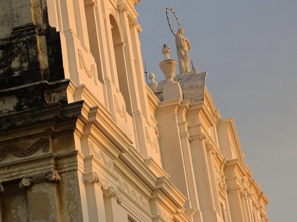 Fachada de la catedral de León iluminada por el sol del atardecer
