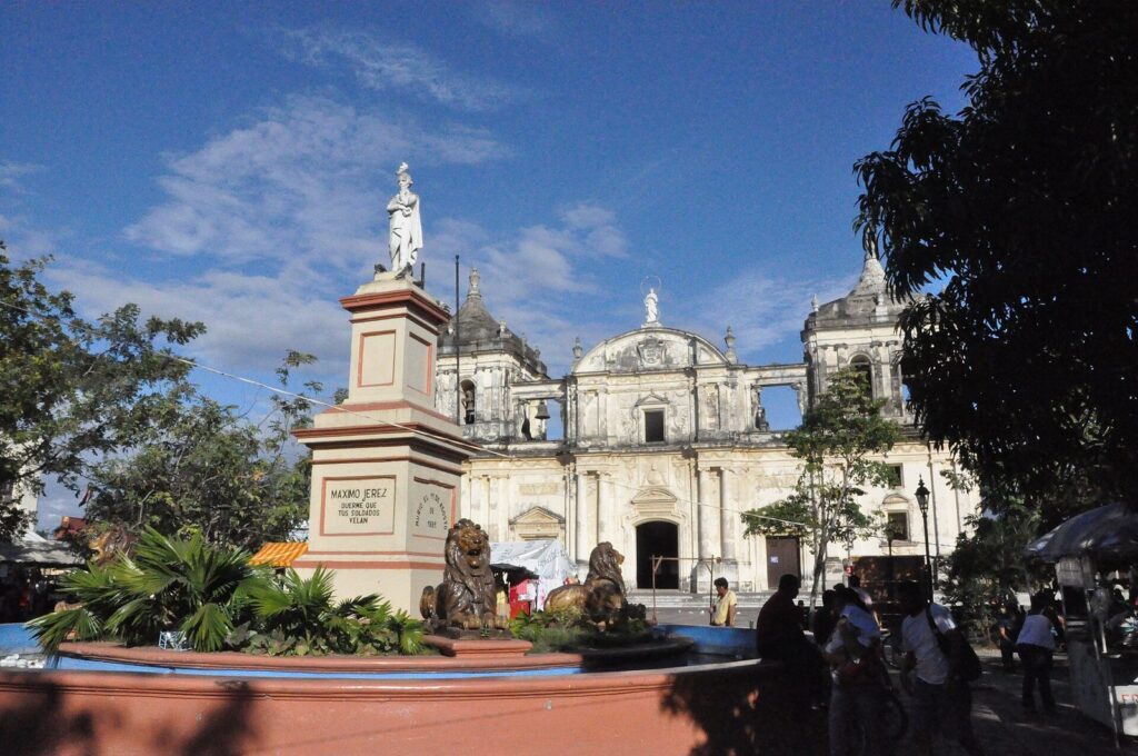 Monumento y plaza en el centro histórico de León, Nicaragua