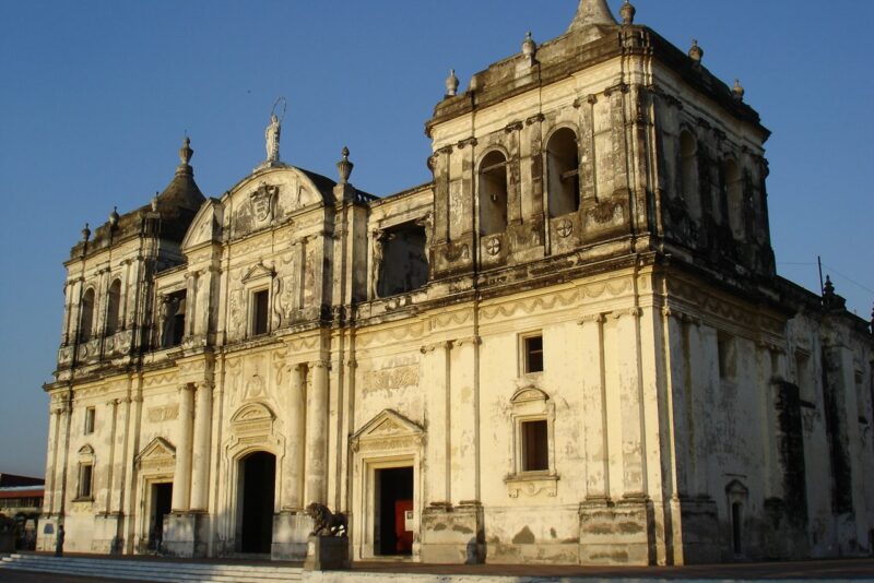 León, Nicaragua: guía de la ciudad histórica y el Cerro Negro