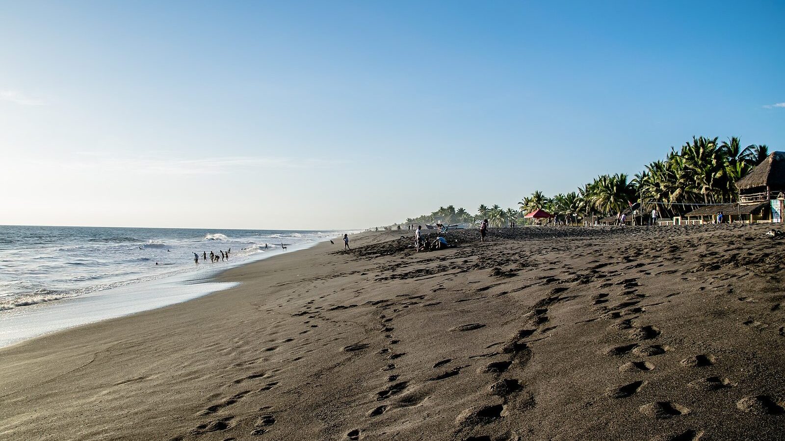 Playa de arena negra volcánica de Monterrico, en la costa pacífica de Guatemala