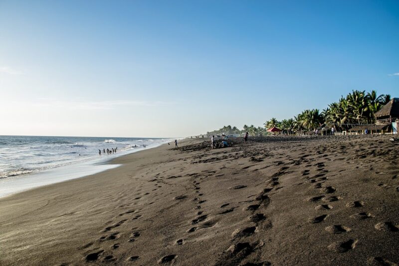 Monterrico: guía de la playa de arena negra de Guatemala