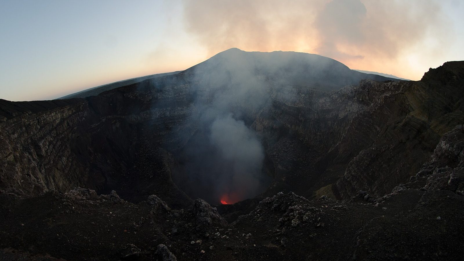 Lava incandescente brillando en el cráter del volcán Masaya de noche, Nicaragua