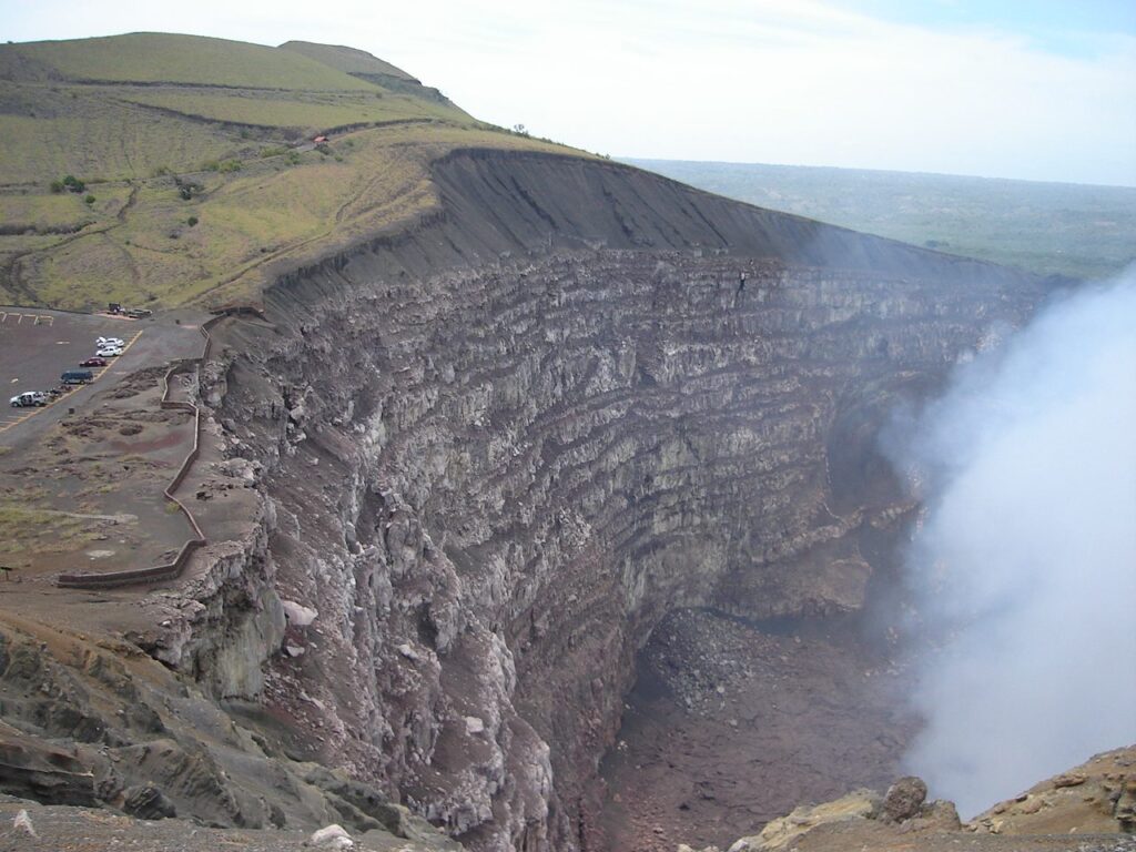 Cráter humeante del volcán Masaya en Nicaragua