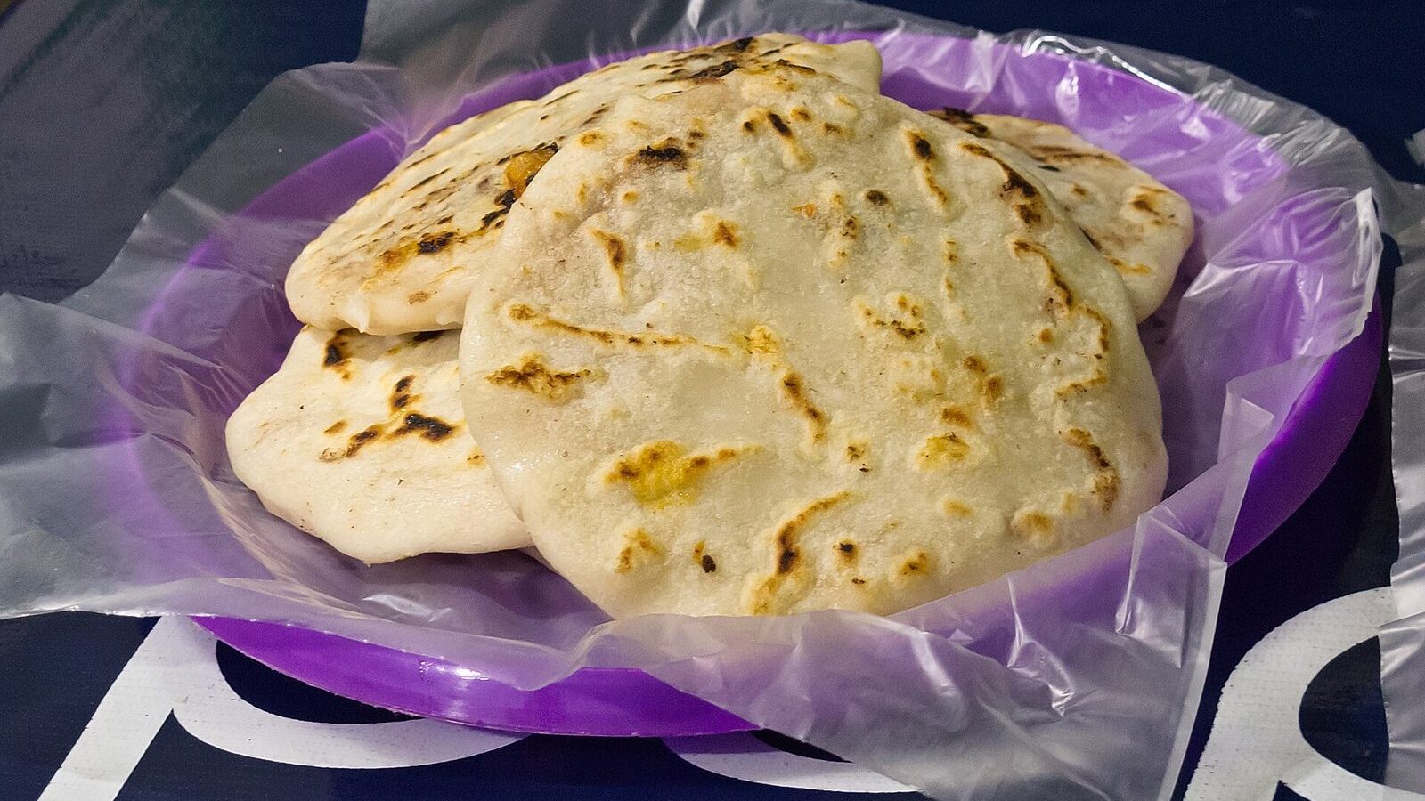 Plato con pupusas salvadoreñas recién hechas de masa de maíz