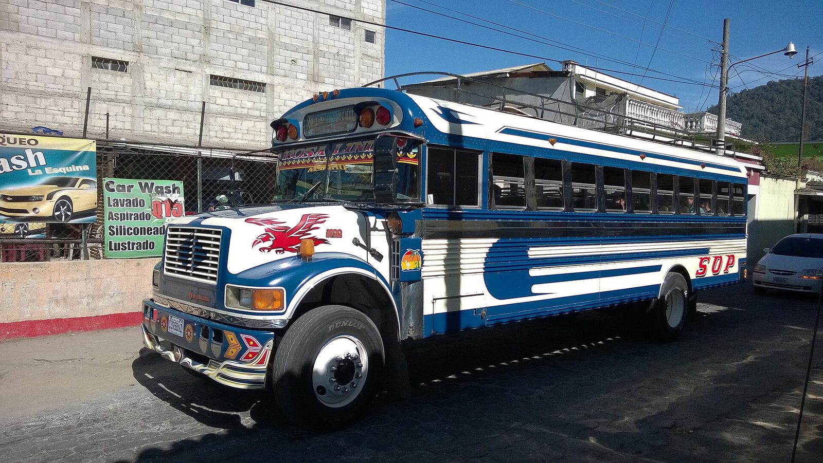 Autobús urbano de colores aparcado en una calle de Quetzaltenango, Guatemala