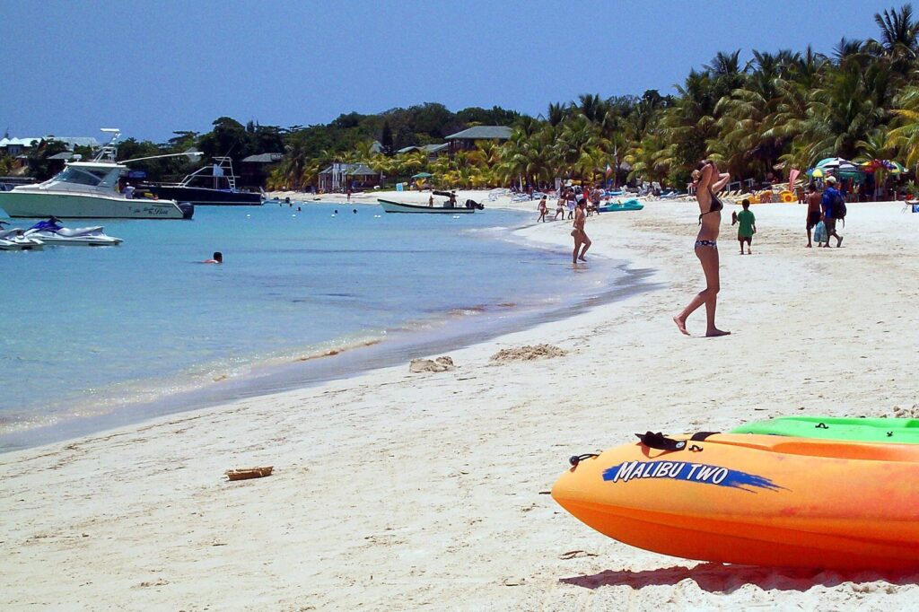 Bañistas y kayaks en la playa de West Bay, Roatán, Honduras