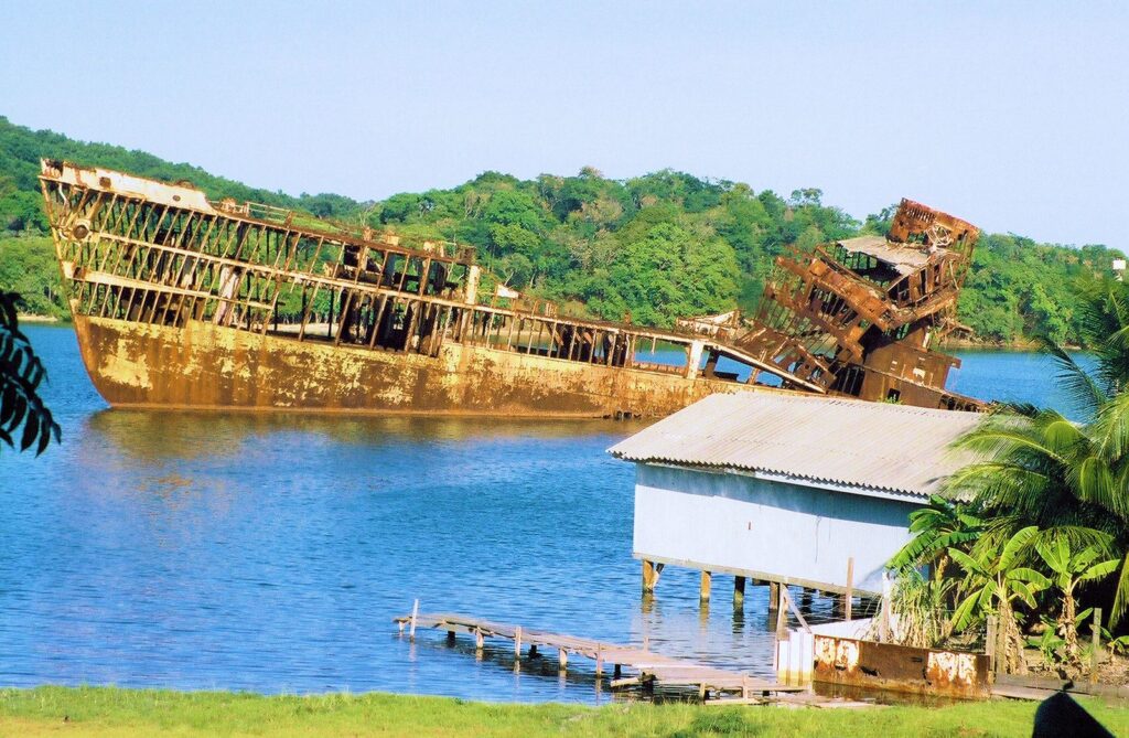 Barco oxidado varado junto a la costa de Roatán