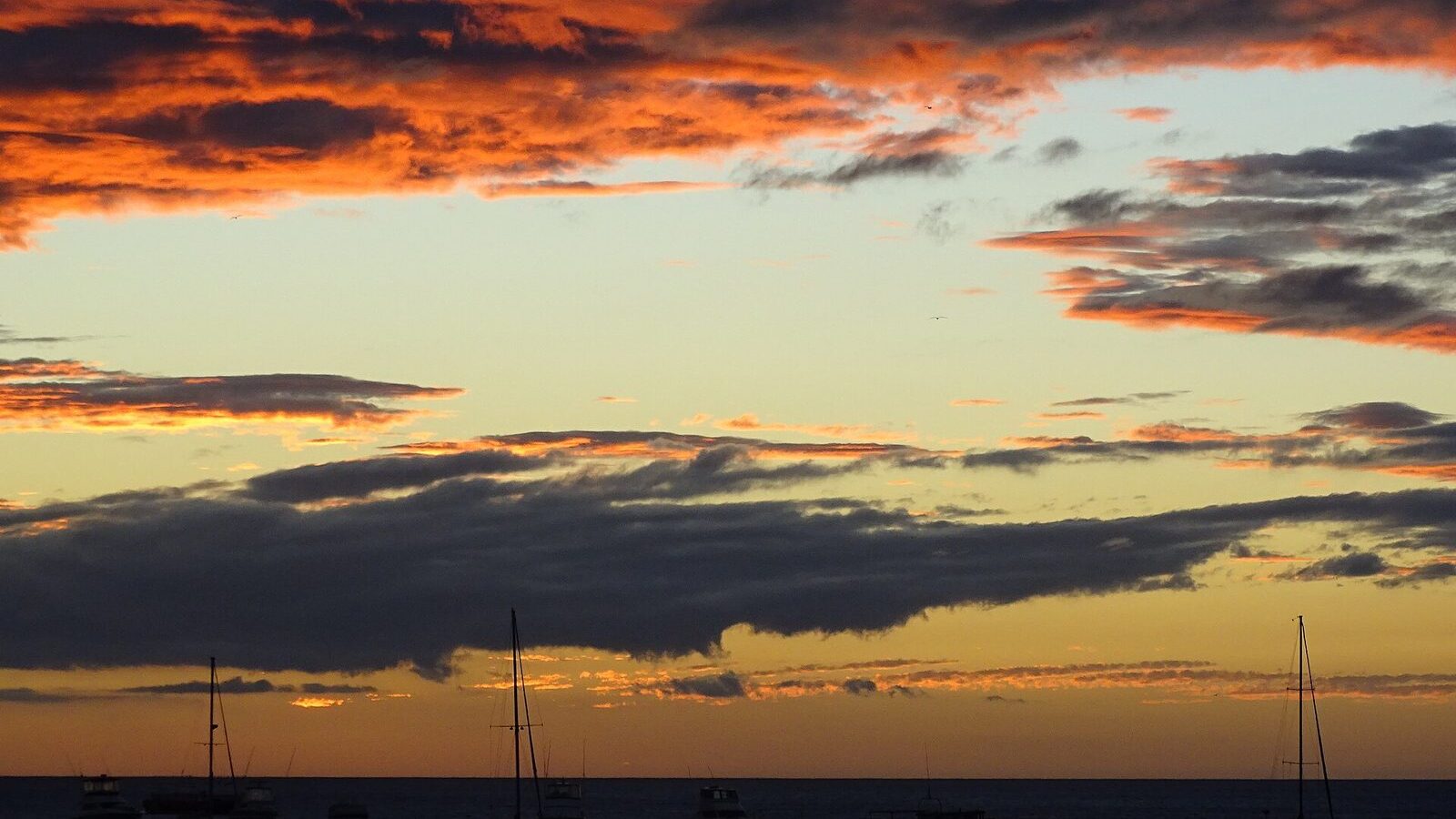 Atardecer sobre la bahía de San Juan del Sur, Nicaragua, con veleros fondeados