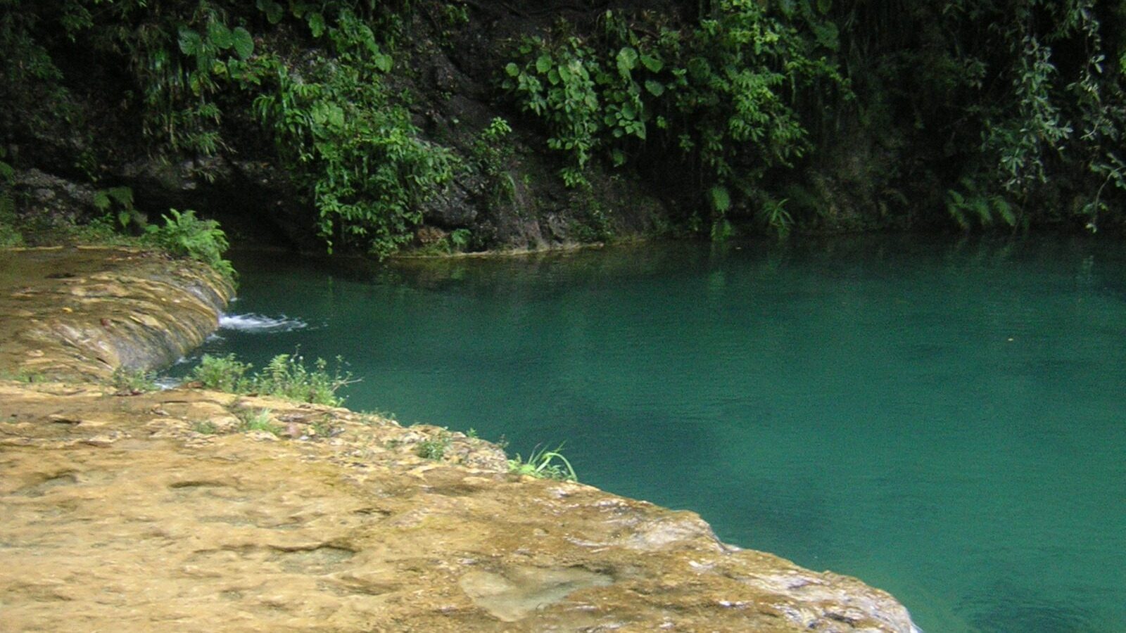 Piscinas naturales turquesas de Semuc Champey escalonadas entre la selva de Guatemala