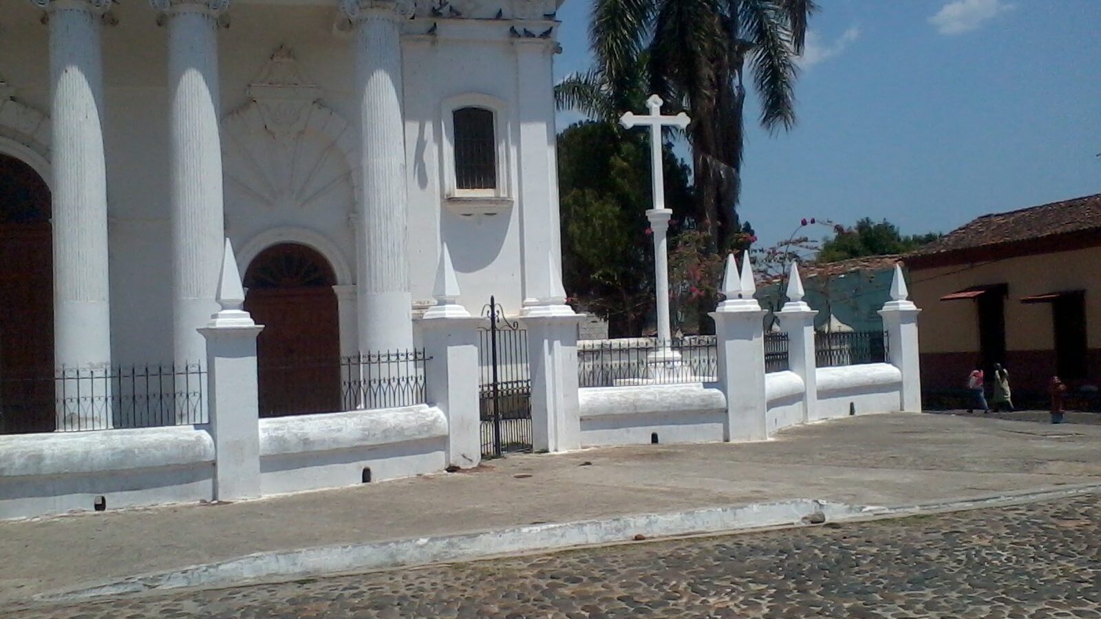 Iglesia blanca de Santa Lucía de Suchitoto con sus columnas y su torre