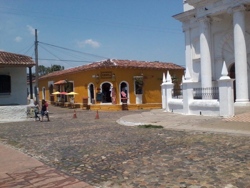 Calle empedrada de Suchitoto con casas coloniales de fachadas amarillas