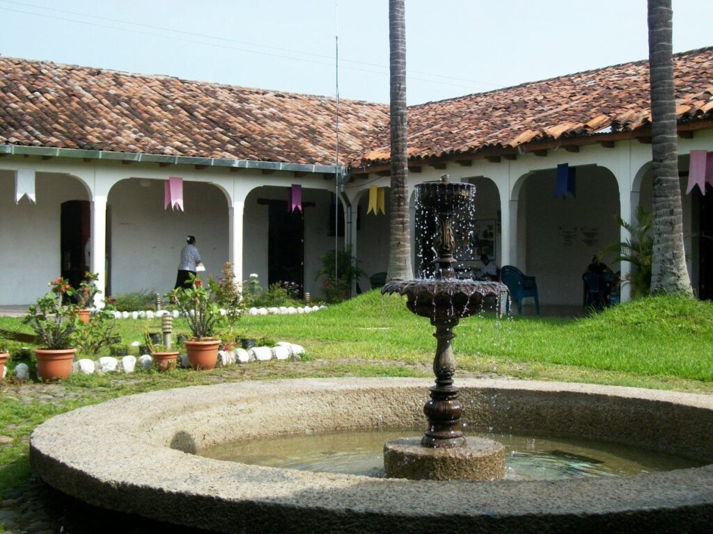 Patio interior con fuente de piedra de una casa colonial de Suchitoto