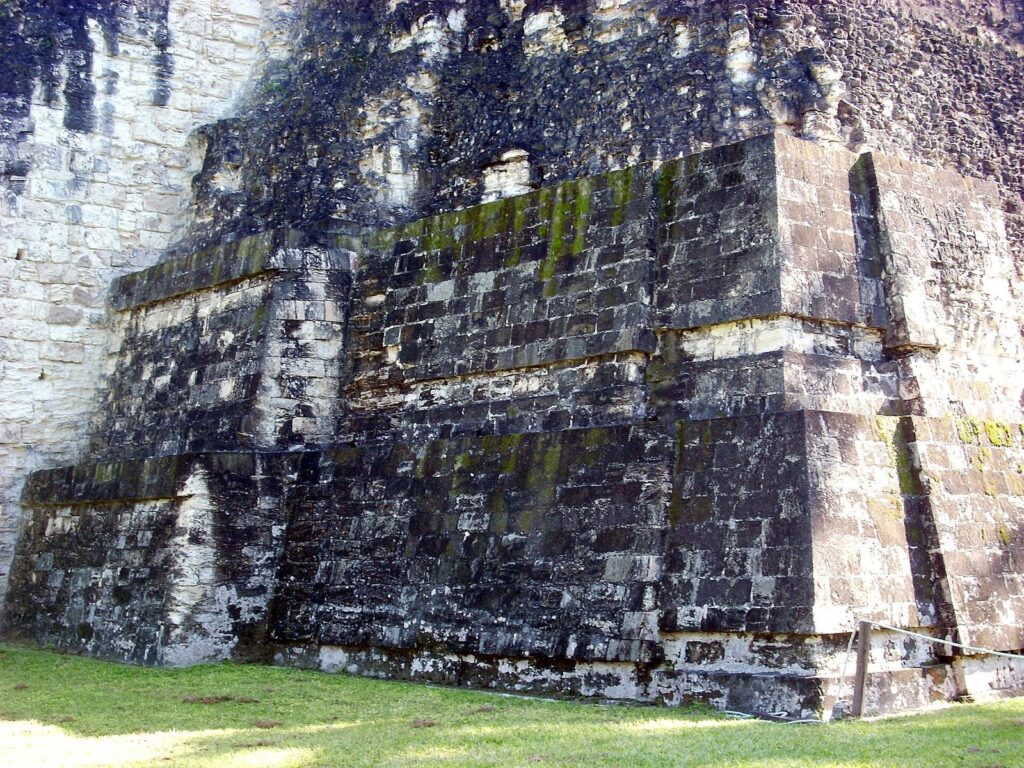 Detalle de la escalinata de piedra del Templo I de Tikal entre la vegetación