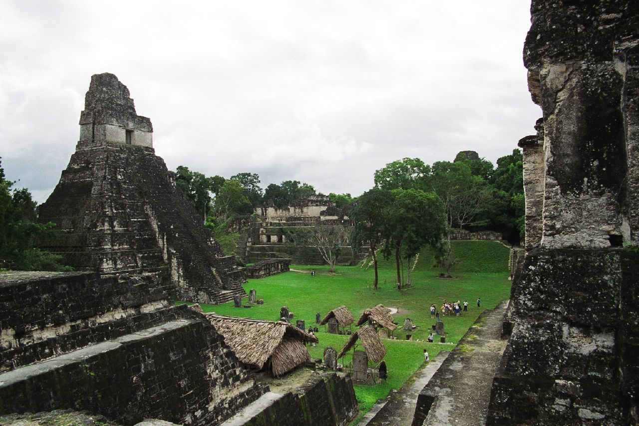 Gran Plaza de Tikal con el Templo del Gran Jaguar alzándose sobre la explanada de césped