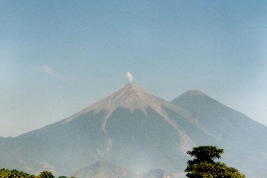 Volcán de Fuego en erupción con una columna de ceniza vista desde el Acatenango