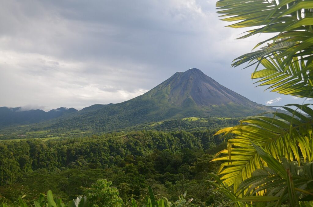 Volcán Arenal visto entre vegetación tropical desde La Fortuna