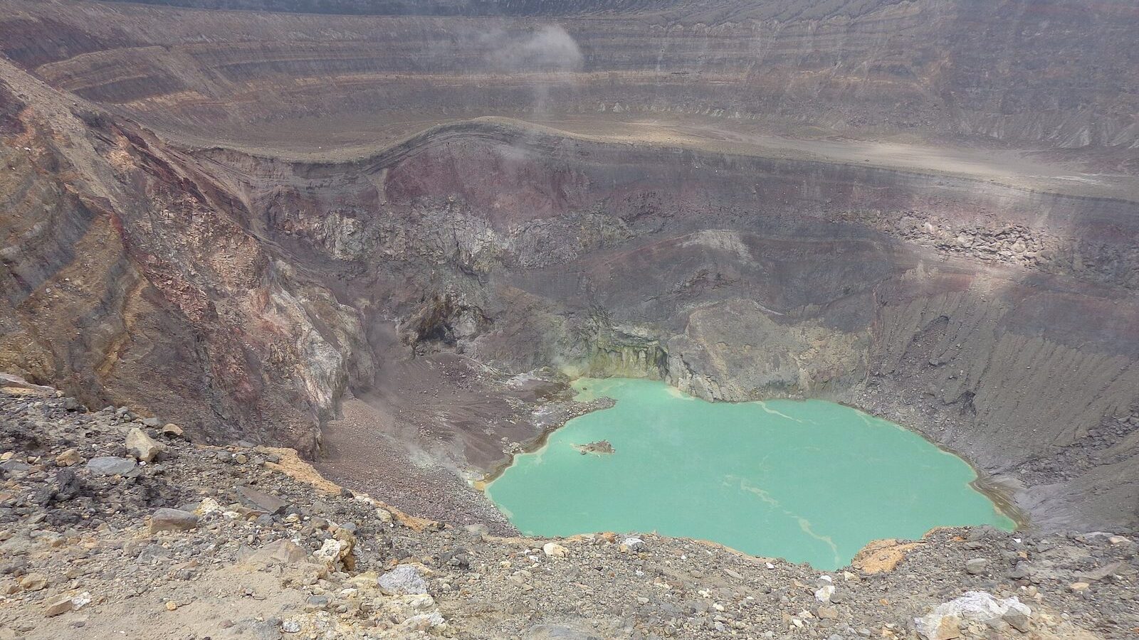 Cráter del volcán de Santa Ana con su laguna turquesa de origen sulfúrico