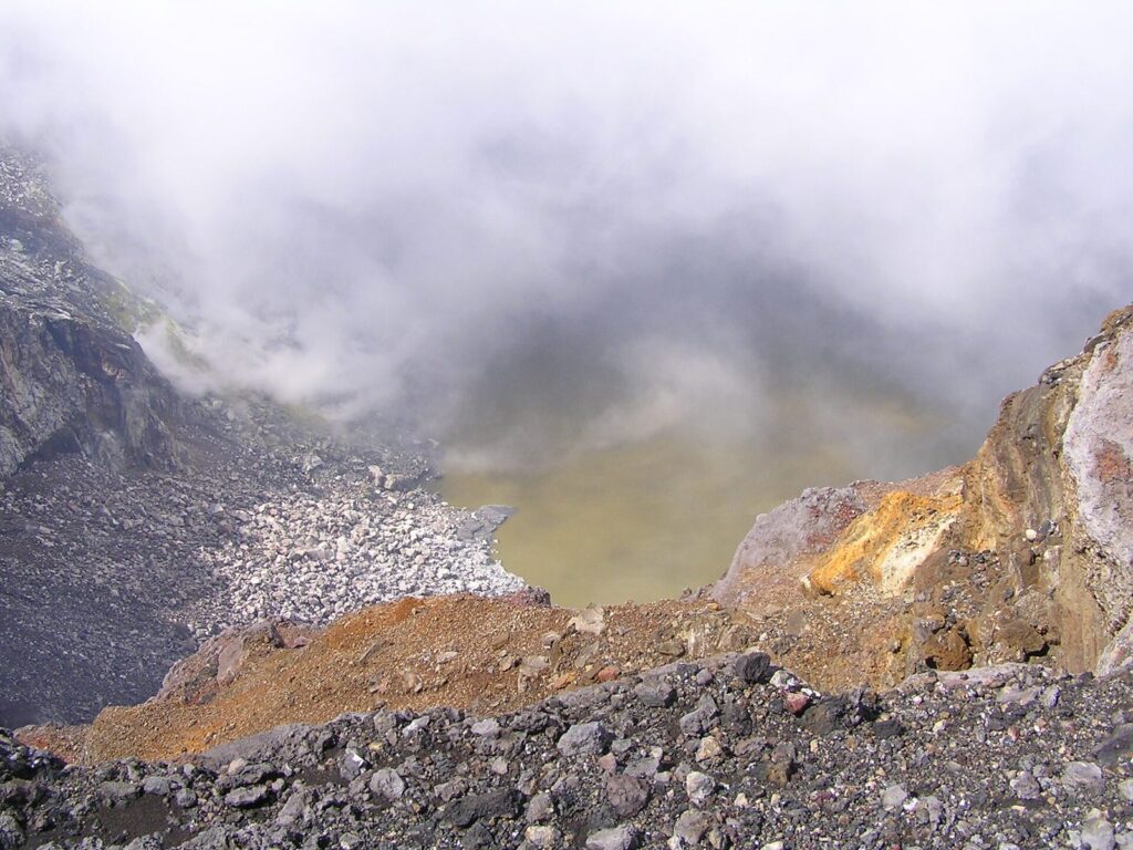 Fumarolas de azufre saliendo del cráter del volcán de Santa Ana
