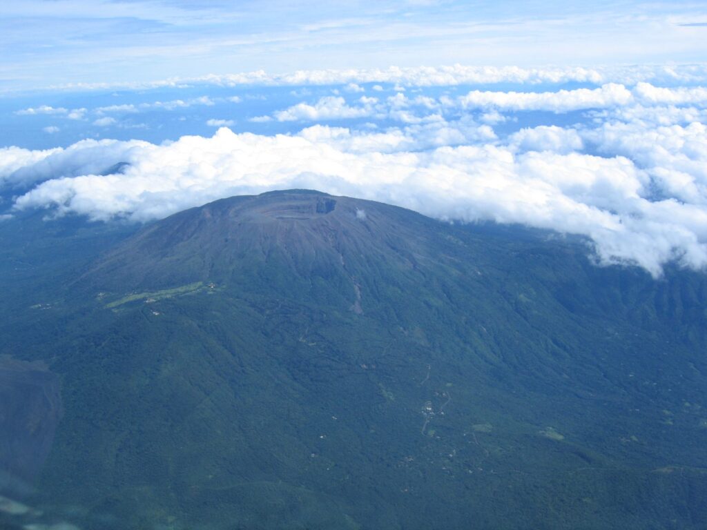 Volcán de Santa Ana visto desde el aire por encima de las nubes