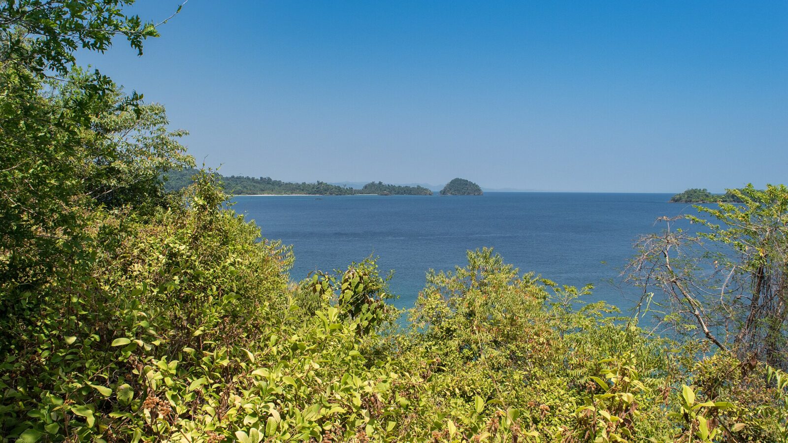 Costa del Parque Nacional Coiba, en el Pacífico de Panamá, con selva y mar turquesa