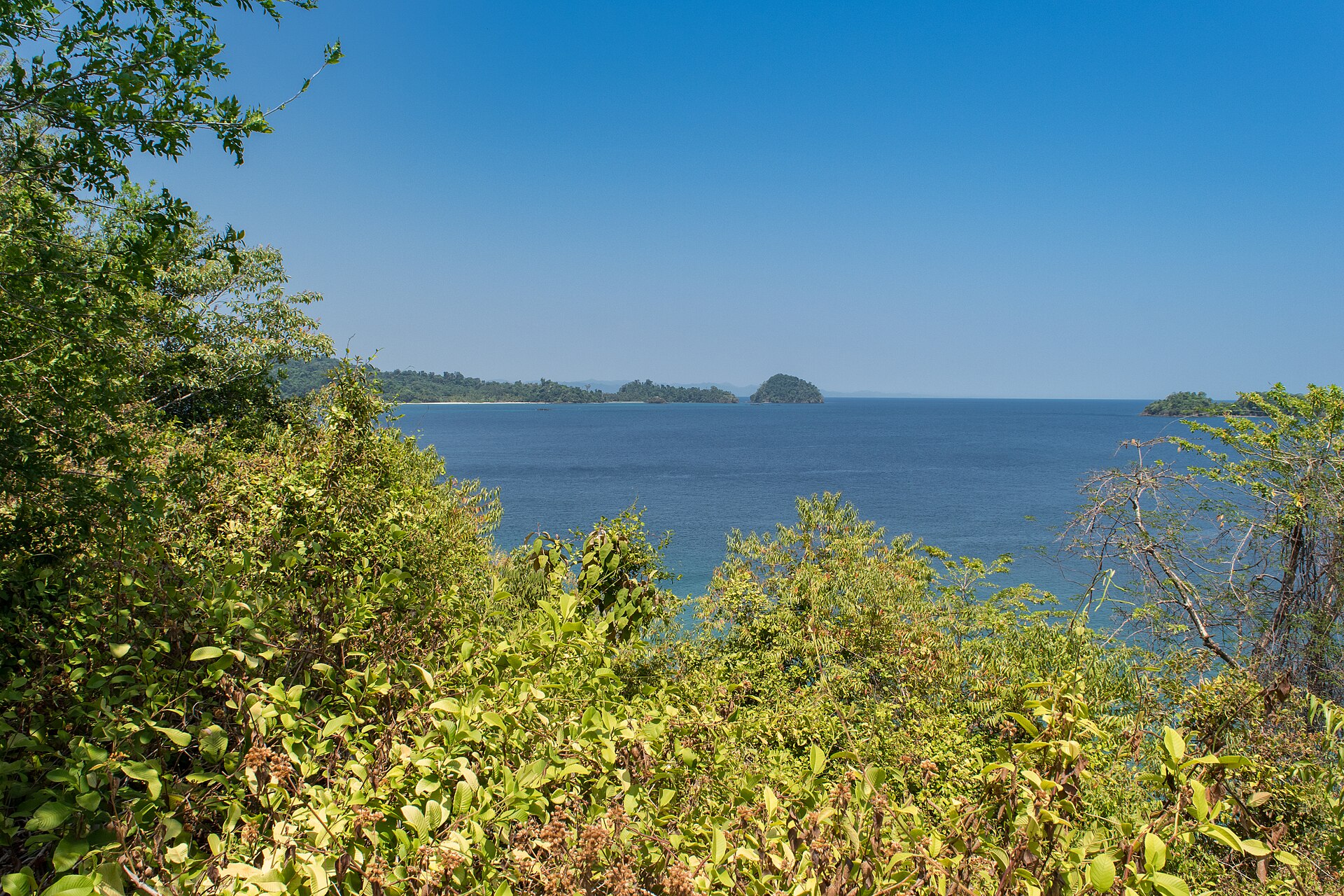 Costa del Parque Nacional Coiba, en el Pacífico de Panamá, con selva y mar turquesa