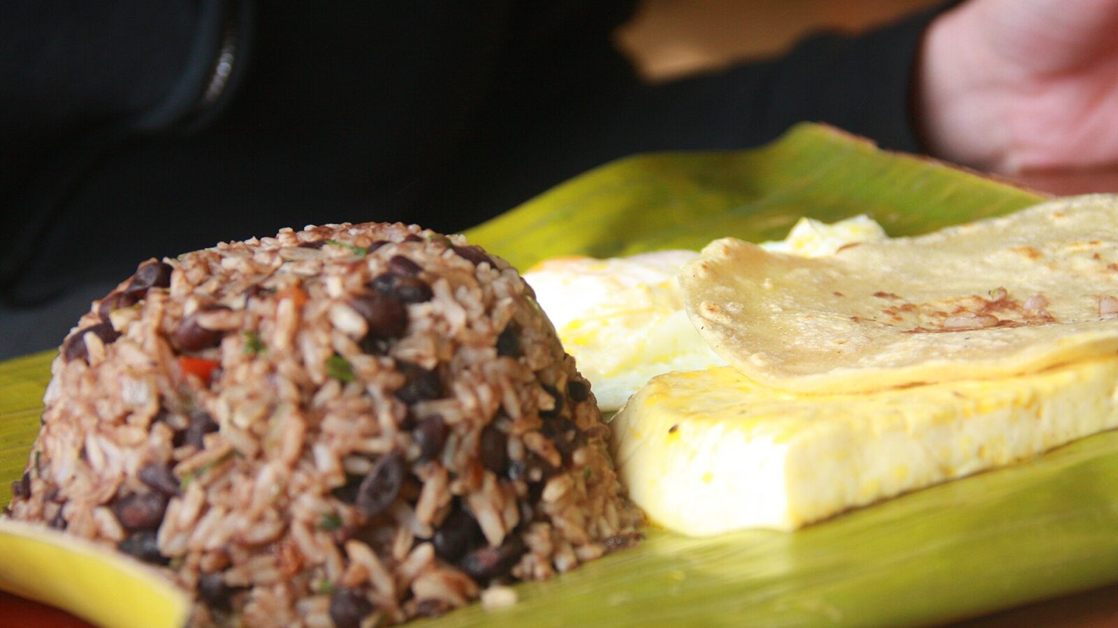 Plato de gallo pinto costarricense con tortilla y huevo
