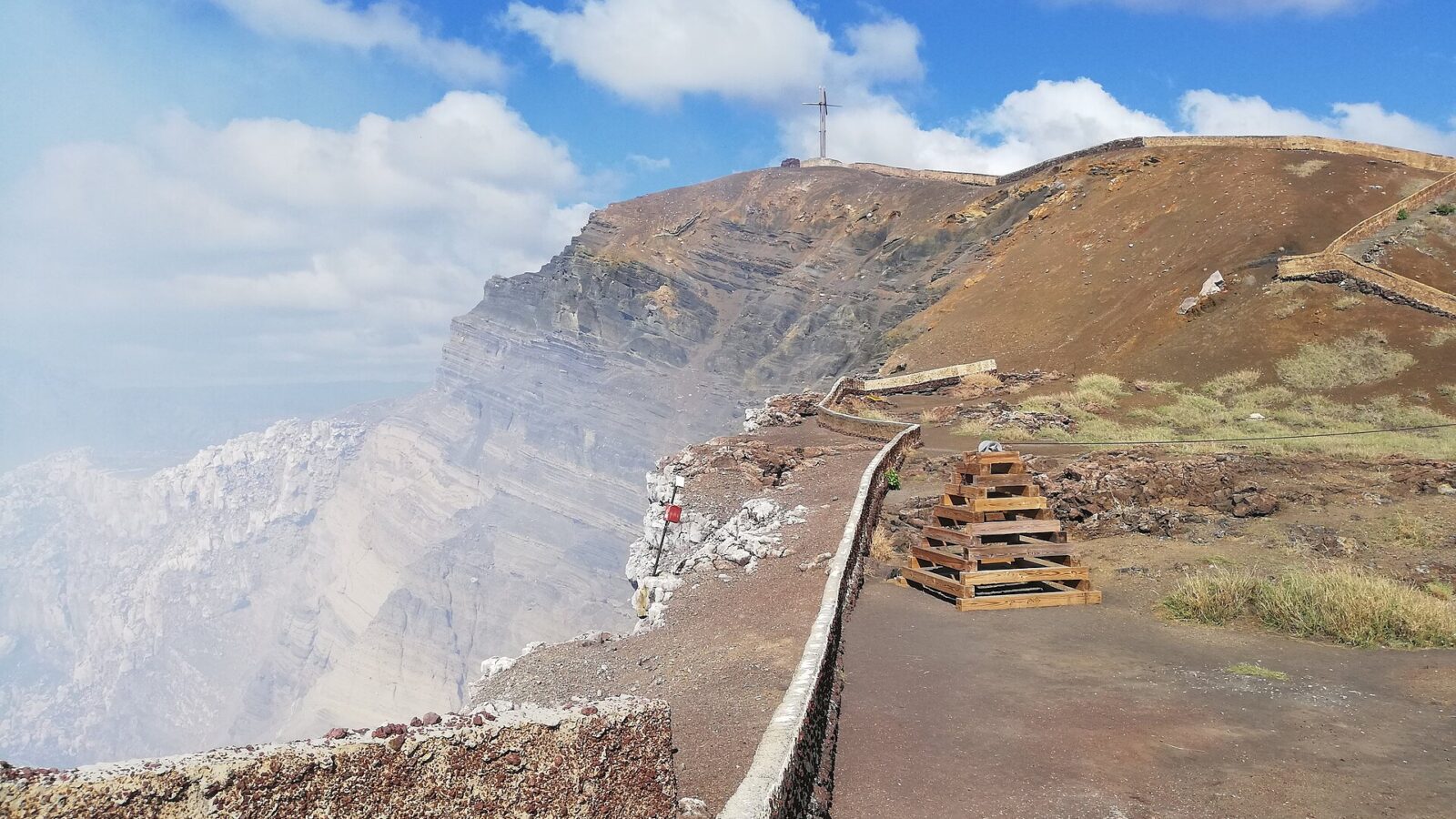 Borde del cráter Santiago del volcán Masaya, en Nicaragua, con el mirador y la cruz en lo alto