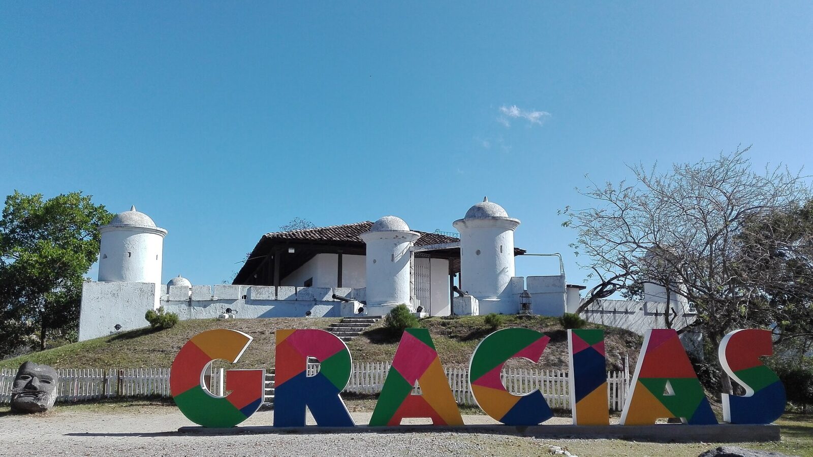 Fuerte San Cristóbal en Gracias, Honduras, con sus torreones blancos