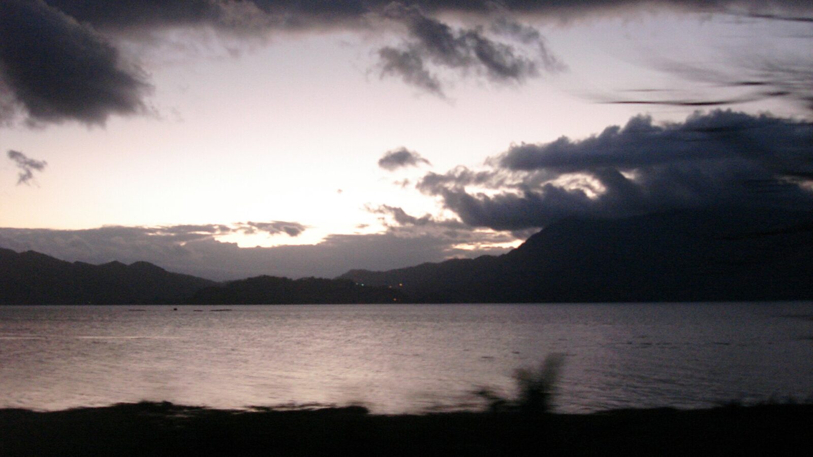 Atardecer sobre el Lago de Yojoa, Honduras, con las montañas al fondo