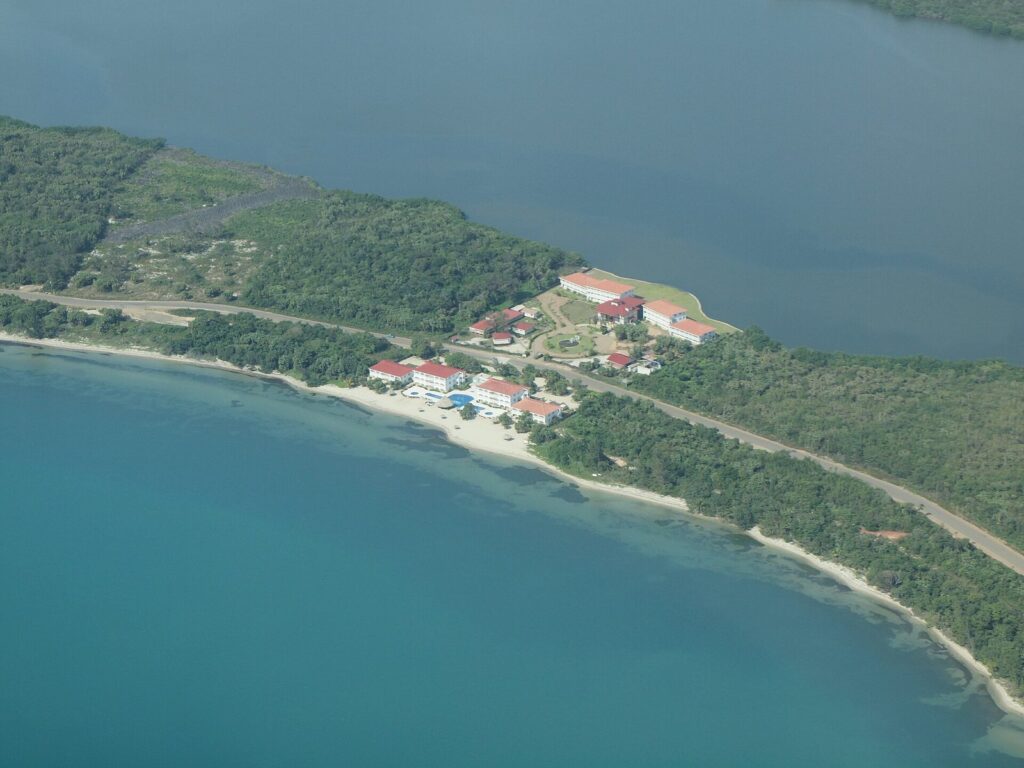 Vista aérea de la península de Placencia entre el mar y la laguna