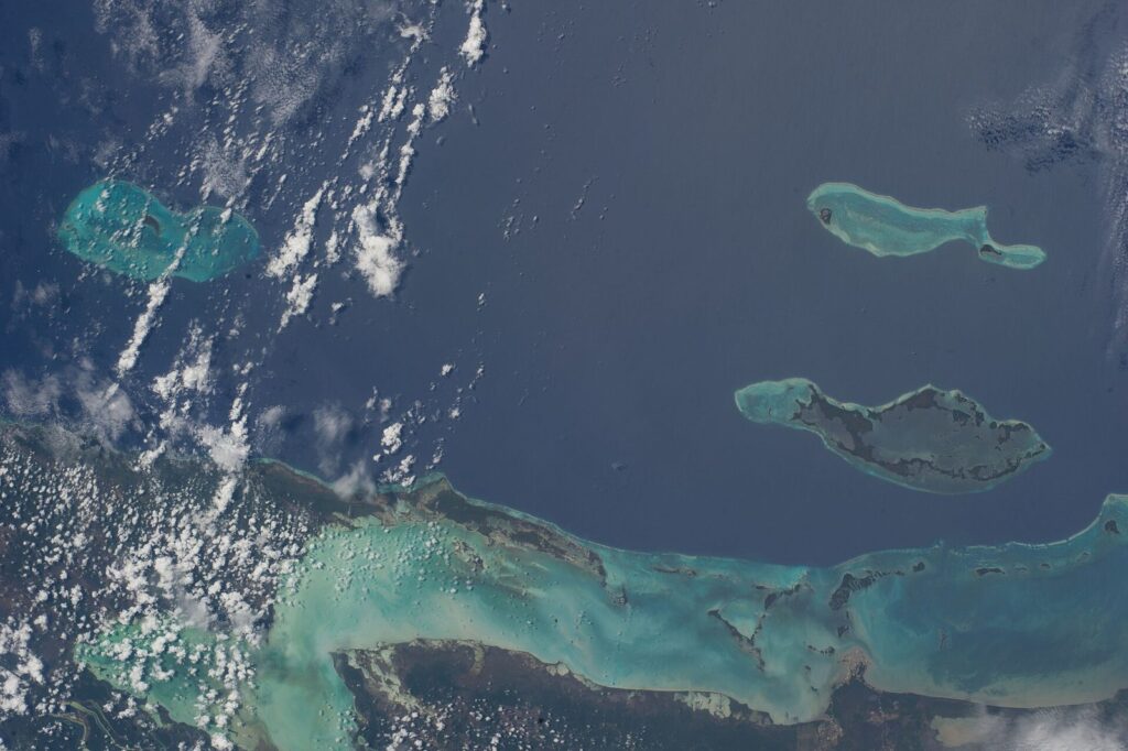 Imagen satelital de la costa caribeña de Belice con su barrera de coral