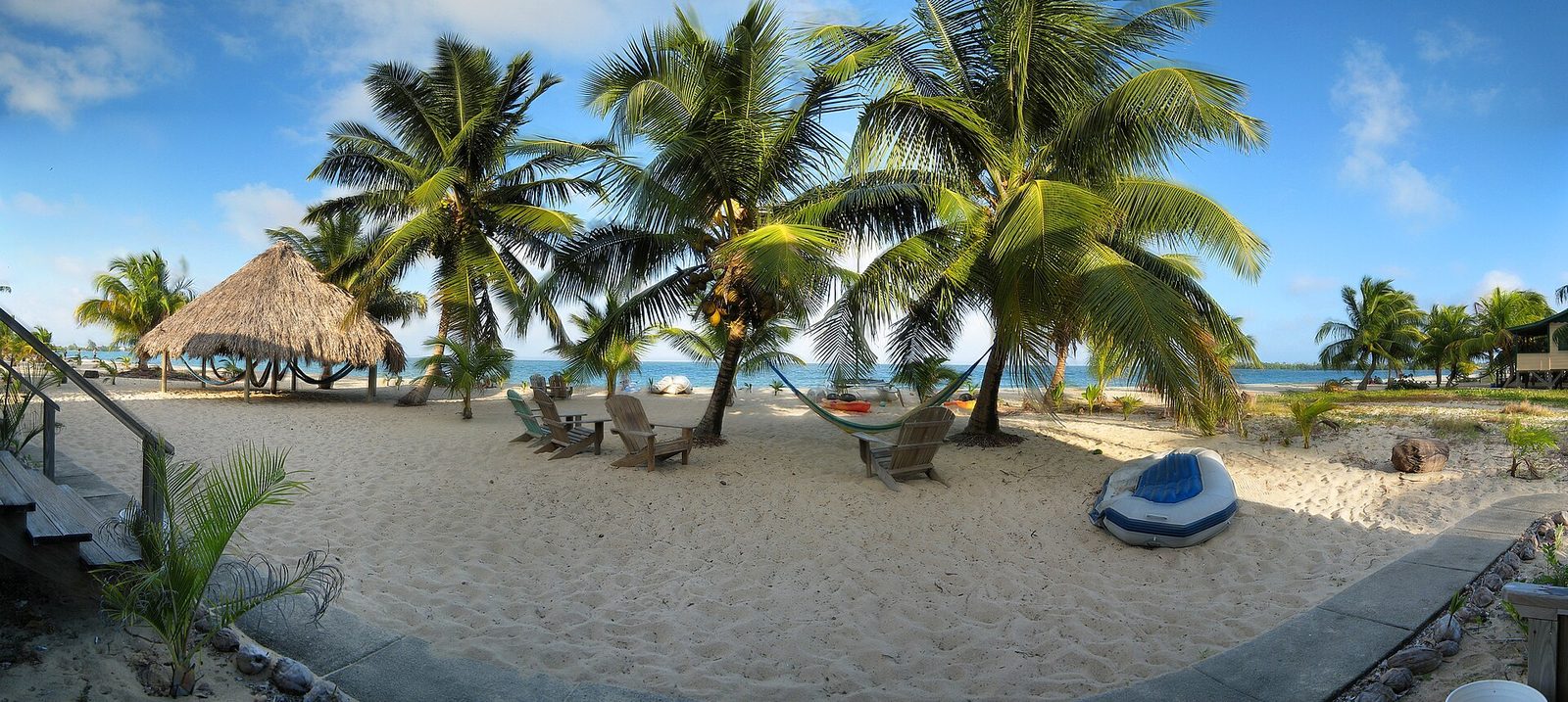 Playa de Placencia en Belice con palmeras y hamacas junto al agua