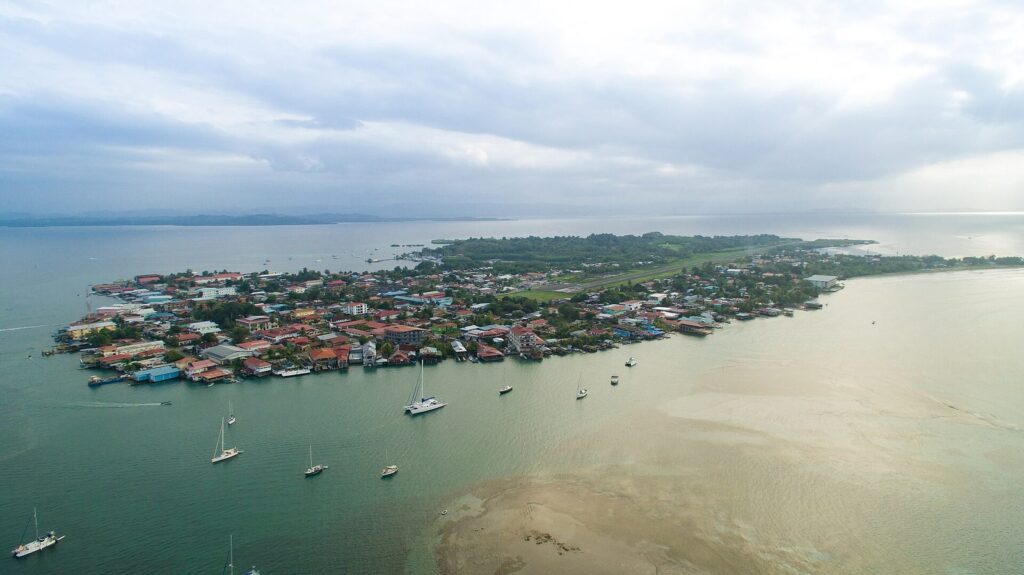 Vista aérea de Bocas Town sobre el agua, con casas y muelles