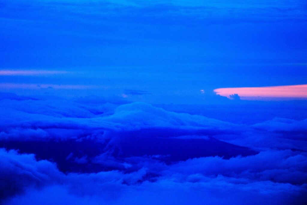 Nubes al amanecer vistas desde la cumbre del volcán Barú