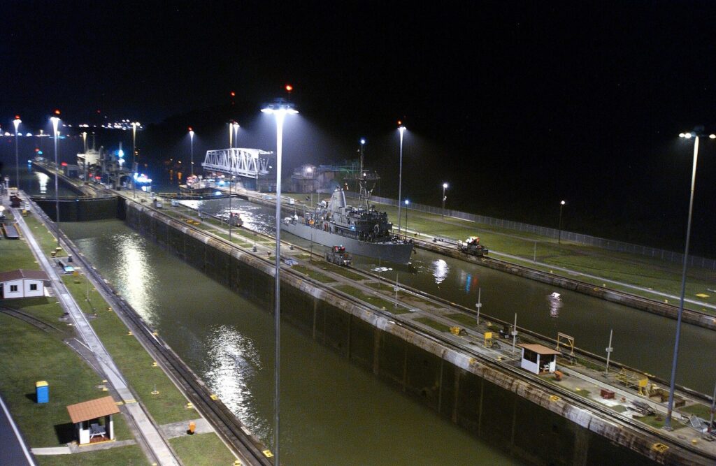 Esclusas del Canal de Panamá iluminadas durante la noche